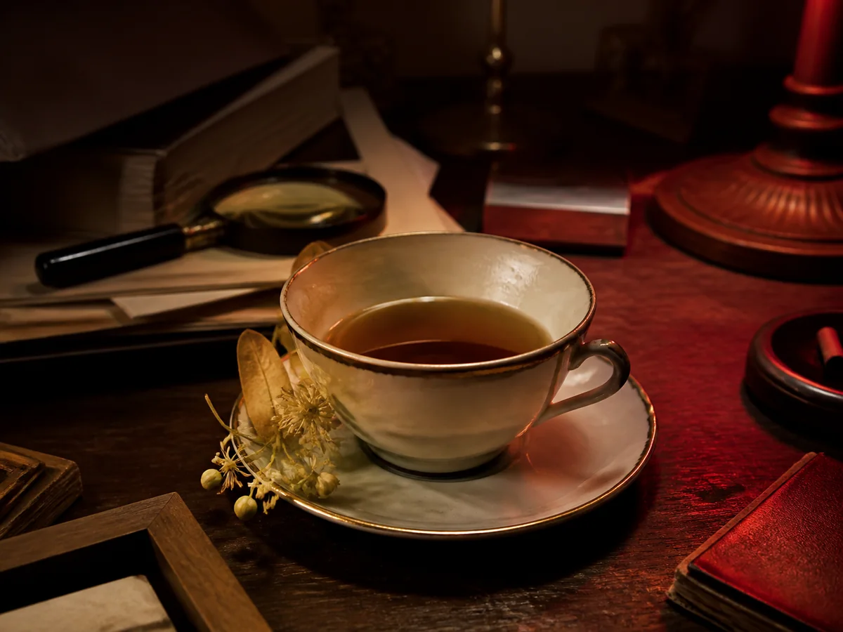 Taza de té de tilo a medio beber