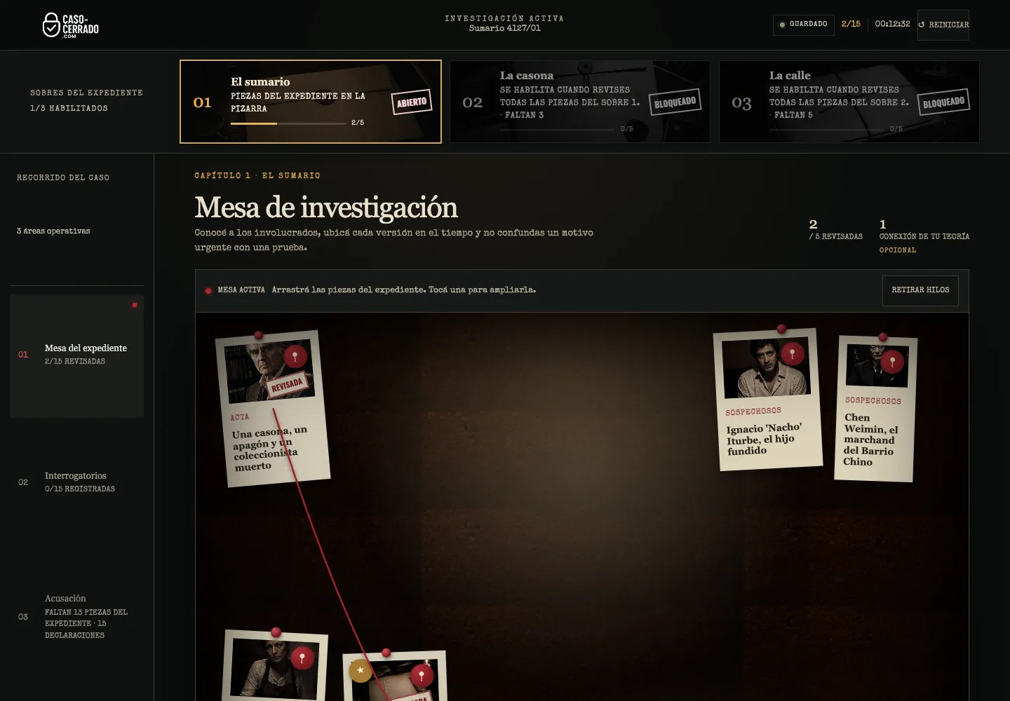 Mesa de investigación del player de Belgrano con piezas del expediente fijadas sobre corcho