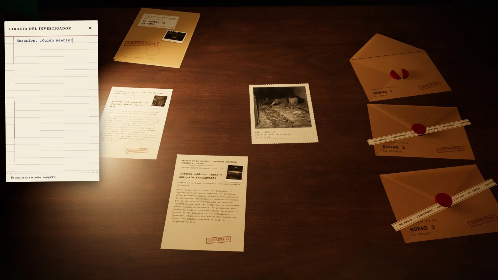 La libreta del investigador abierta sobre la mesa del caso