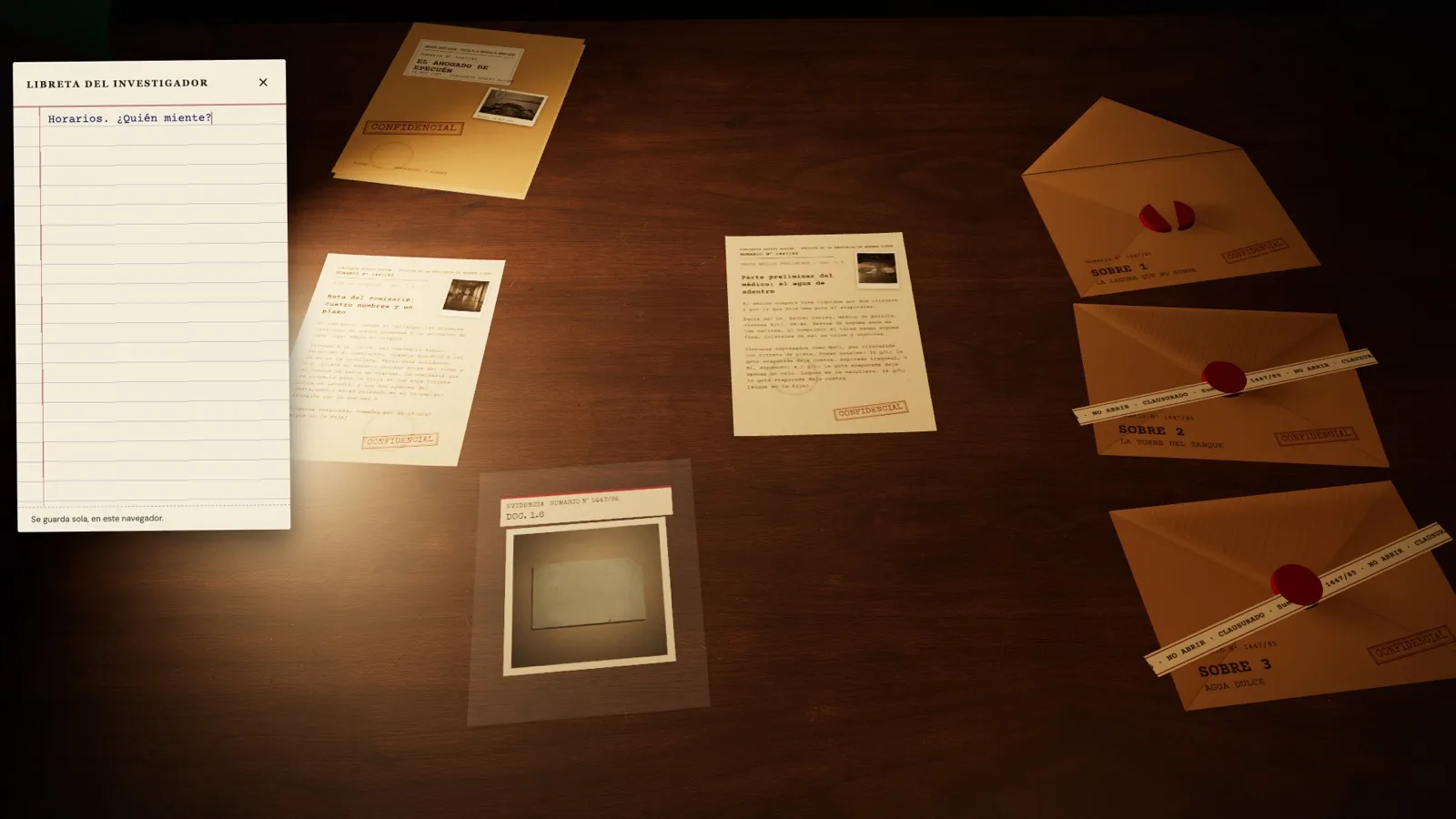 La libreta del investigador abierta sobre la mesa del caso